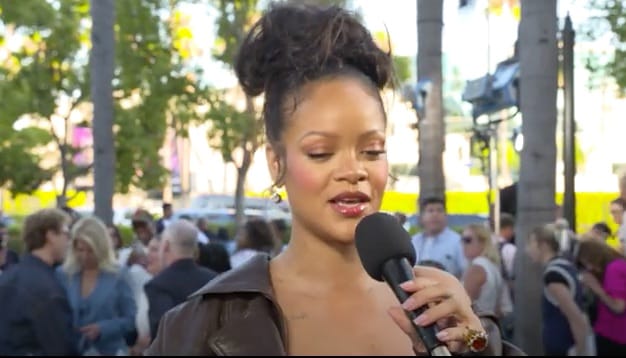 Interview de Rihanna lors de la première du film Les Schtroumpfs - vidéo